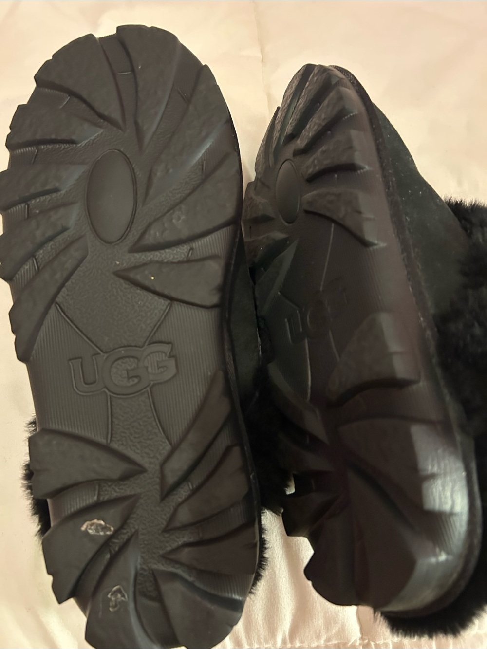 UGG Slippers Woman Size 8 lite dust from sitting worn few times, never outside - Picture 2 of 2